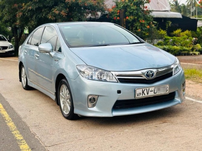Toyota saii hybrid 2012